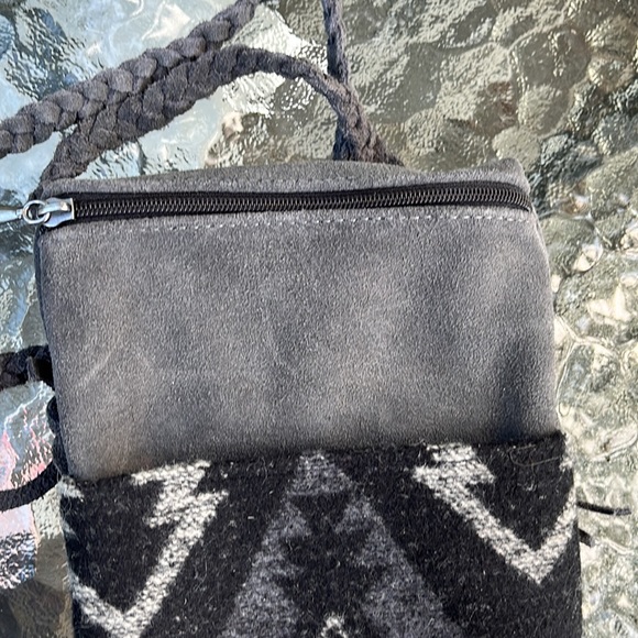 Never used genuine leather Manitobah Mukluks crossbody mini purse/phone purse - Picture 9 of 10